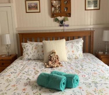 Stanthorpe Bed & Breakfast | Cherry Blossom Cottage-with country charm and spa