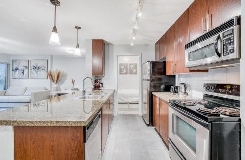 Crosstown Apartment | Chic Bright Condo Next to BC Place & Free Parking