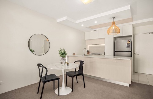 West End Apartment | Chic West End Stay with Gym & Pool Access
