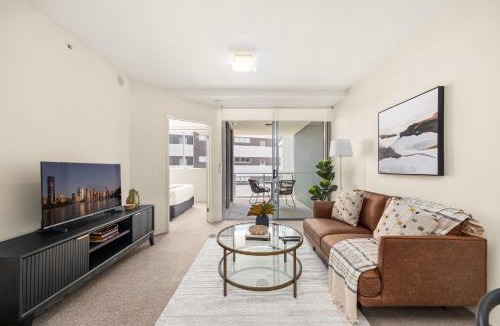 West End Apartment | Chic West End Stay with Gym & Pool Access