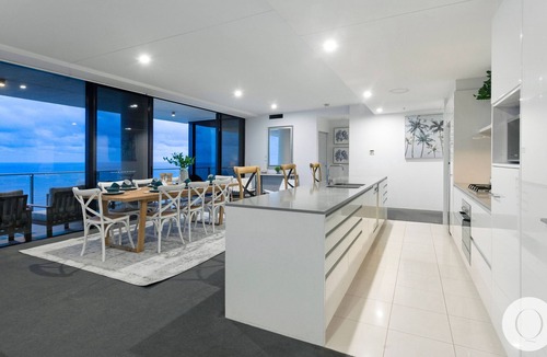 Surfers Paradise Apartment | Circle on Cavill– 5 Bed Family Sub Penthouse Ocean