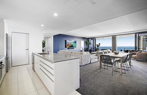 Surfers Paradise Apartment | Circle on Cavill Sub Penthouse w/4 bedrooms