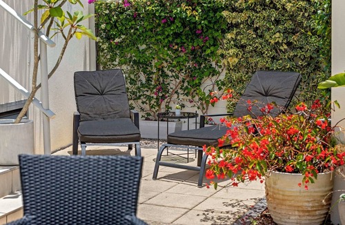 Maroochydore Apartment | City oasis - 3 BR apt. on Maroochy river, pool, AC