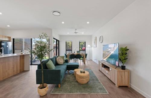 Capalaba House | City Oasis Brand New 4BR with Parking and Steps to Shops