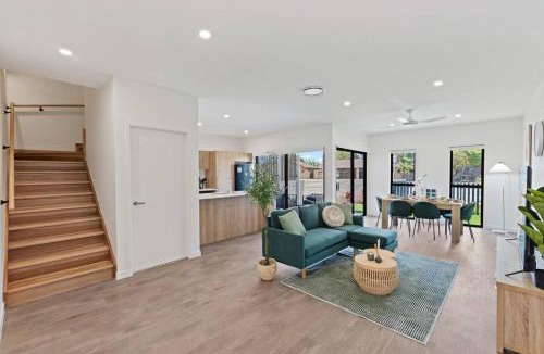 Capalaba House | City Oasis Brand New 4BR with Parking and Steps to Shops