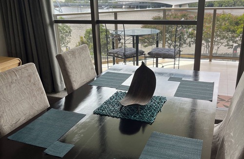 South Brisbane Apartment | City pad suit Qld uni/mater hosp staff as opp mater Hosp . Min 3 mth booking