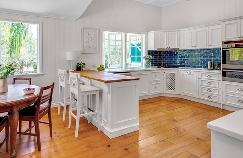 Hawthorne House | Classic Queenslander Close to City cat and Hawthorne Rd Shops & Restaurants hub