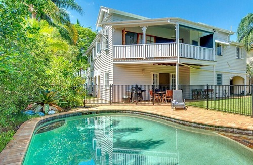 Hawthorne House | Classic Queenslander Close to City cat and Hawthorne Rd Shops & Restaurants hub