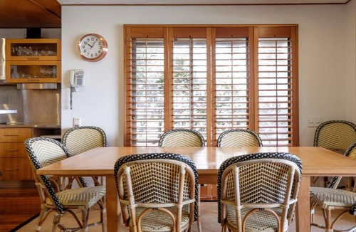 Point Lookout House | Claytons 9 | 5 bedroom, 2 bathroom. Beach front. Waiting for you and your mob!