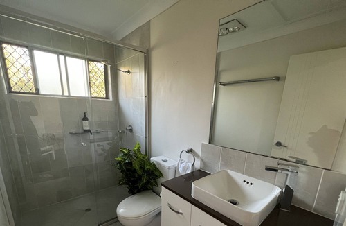 Paddington Apartment | Clean and Cosy close to Suncorp Train Bus Restaurants