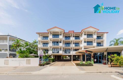 South Townsville Apartment | Coastal Breeze Apartment - Steps Away from City Stadium & Ferry