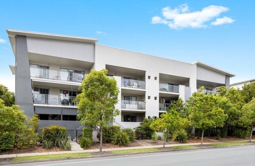 Mountain Creek Apartment | Coastal Oasis - Pool, Parking, Walk to Everything