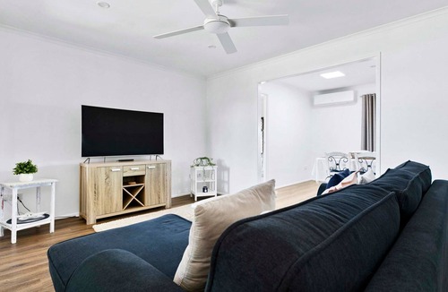 Traviston House | Coastal Waters - Your next coastal getaway is just a click away!