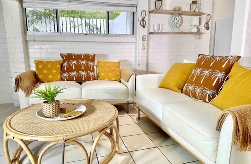 Sunshine Coast House | Comfortable 5 bed Boho Beachhouse -200m beach/lake