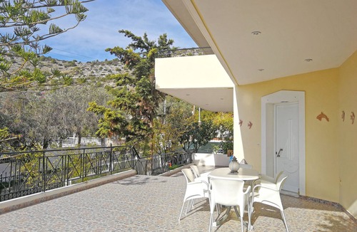 Karakiani House | Comfortable house with garden - 2 minutes from the beach!