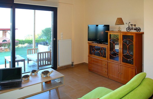 Theologos House | Comfy 1BD flat with Garden close to the Beach