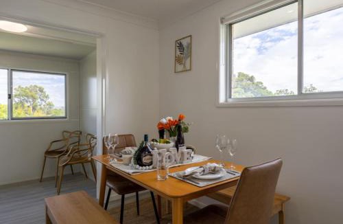 Robertson House | Convenient Comfort 4BR near Malls and Transport