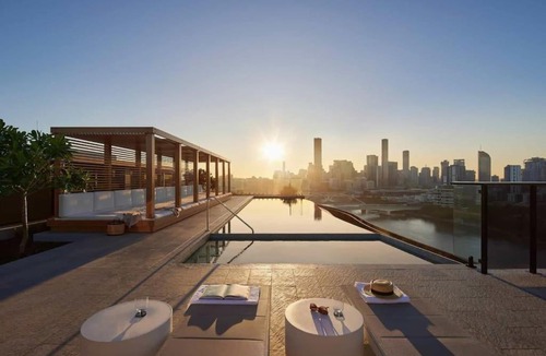 Milton Apartment | Conveniently located 2BR apt with rooftop pool at Milt