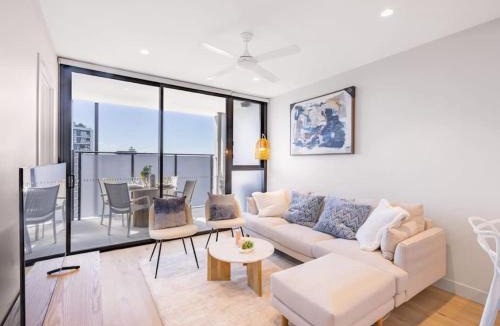 Milton Apartment | Conveniently located 2BR apt with rooftop pool at Milt