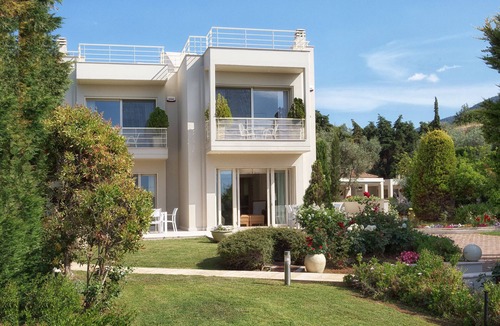 Chalcis Villa | Coral Villa- 4 bedroom Villa-next the beach-with Sharing Swimming Pool