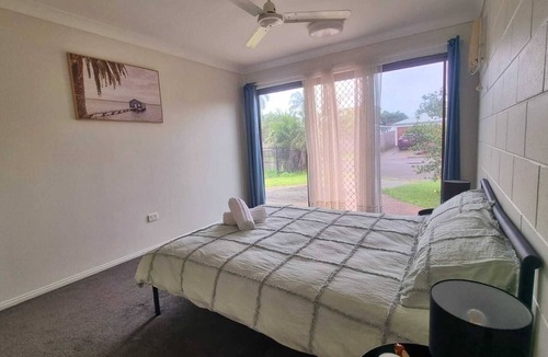 Condon Cabin | Cosy & Convenient: pools, shops, uni, hospital