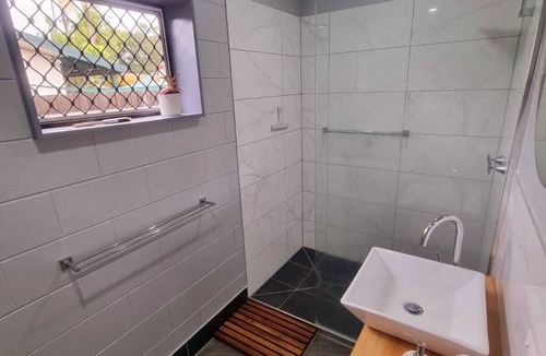 Condon Cabin | Cosy & Convenient: pools, shops, uni, hospital