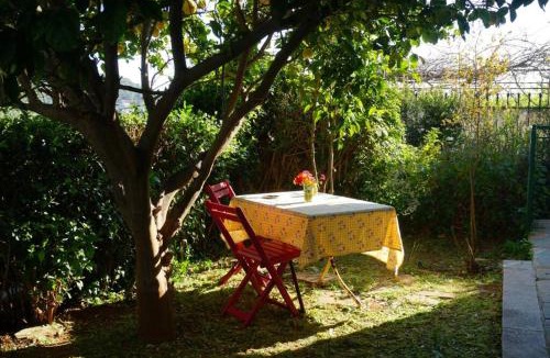 Anavyssos House | Cosy guest house with private yard