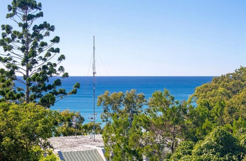 Noosa Heads House | Courtyard Charm, Ocean Views, Little Cove