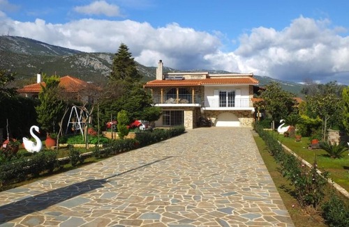 Sipiada Apartment | Cozy 2-bedroom apartment in charming Vrisi with WiFi, AC