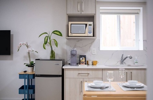 White Rock Apartment | Cozy Beachside 2-Bedroom Retreat near Pier