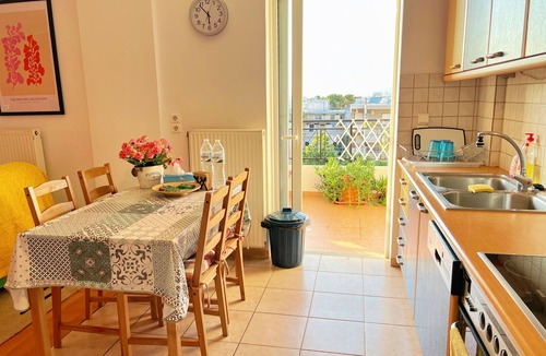 Agia Paraskevi Apartment | Cozy fairytal garden apartment, Family Friendly, Free Parking, 15 Min to Airport