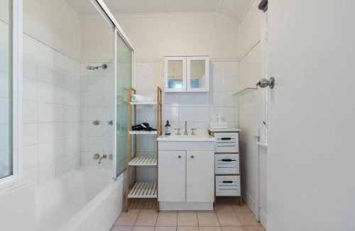 East Brisbane House | Cricket Fans Choice 2BR Walk to Gabba and Ferry