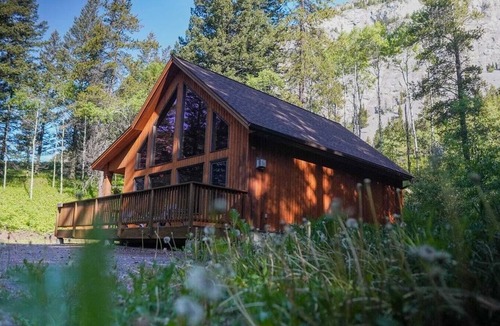 Crowsnest Pass Cabin | Crowsnest River Chalet - Yeti