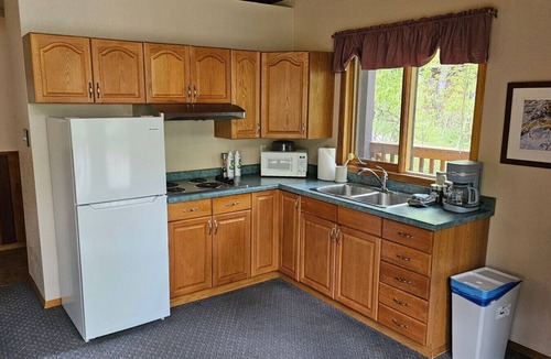 Crowsnest Pass Cabin | Crowsnest River Chalet - Trout