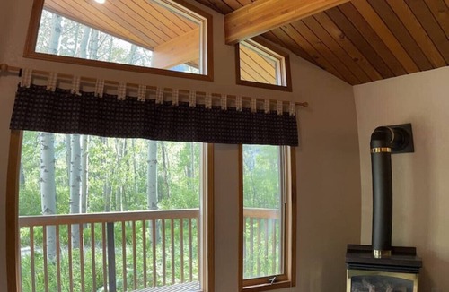Crowsnest Pass Cabin | Crowsnest Rover Chalet - Grizzly