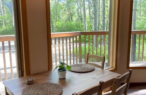 Crowsnest Pass Cabin | Crowsnest Rover Chalet - Grizzly
