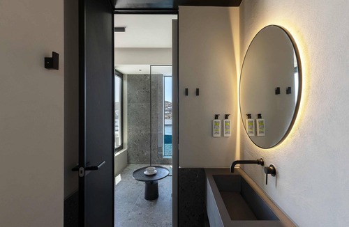 Ornos Hotel | CUBIC Mykonos Seafront Design Suites