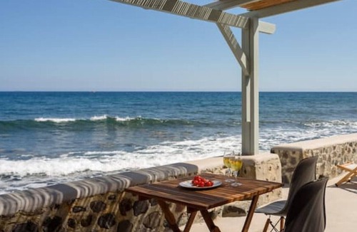 Kamari Apartment | Cueva de Olas