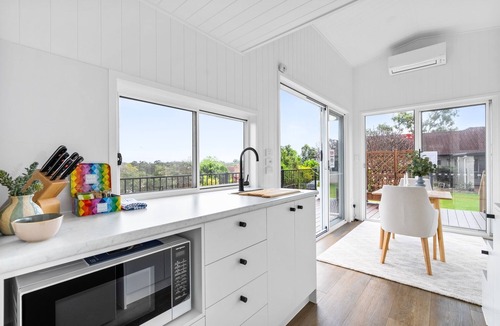 Bridgeman Downs Apartment | Cute 1-Bed Tiny House with Garden in Nature