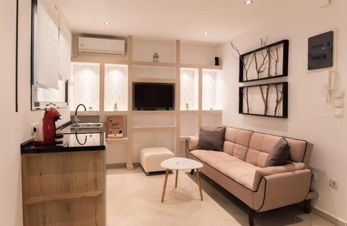 Thessaloniki City Centre Apartment | Cutest white-tower apartment with a private patio