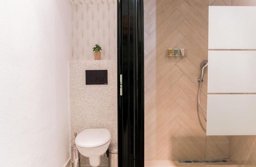 Thessaloniki City Centre Apartment | Cutest white-tower apartment with a private patio