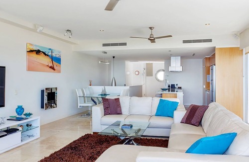 Rainbow Beach House | Dee's Retreat - Rainbow Beach. Five Star Luxury Accommodation. Pool. Stunning Views.