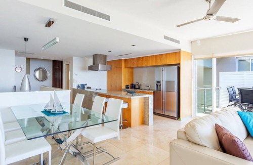 Rainbow Beach House | Dee's Retreat - Rainbow Beach. Five Star Luxury Accommodation. Pool. Stunning Views.