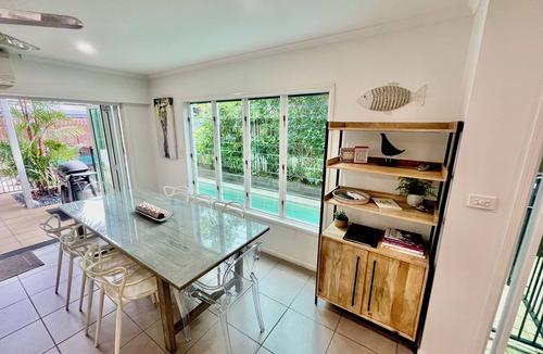 Palm Cove House | Deja Vu Palm Cove 3 Kings Heated Pool Private Luxury 5 mins walk beach cafe's