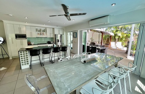 Palm Cove House | Deja Vu Palm Cove 3 Kings Heated Pool Private Luxury 5 mins walk beach cafe's