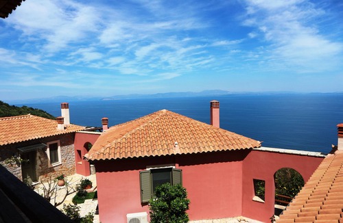 Livadi House | DIO GUESTHOUSES VILLA MALEAS 2 B/R WITH PRIVATE GARDEN AND SWIMMINGPOOL