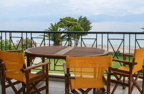 Sarakiniko Apartment | Diakopto beachfront, extra comfort 3BR family apartment (Punda Beach)