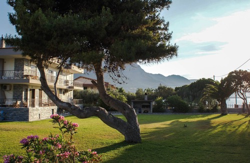 Sarakiniko Apartment | Diakopto beachfront, extra comfort 3BR family apartment (Punda Beach)
