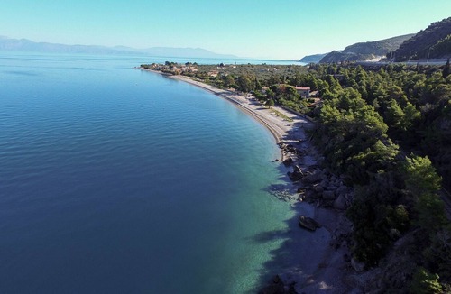 Sarakiniko Apartment | Diakopto beachfront, extra comfort 2BR apartment (Punda Beach)