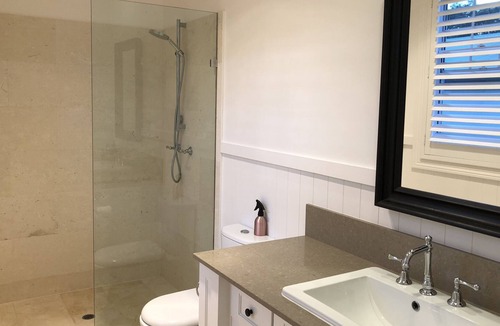 Dicky Beach House | Dicky Beach Luxury Hamptons Beach House is centrally located, so you can easily get to know the city's fascinating tourist attractions
